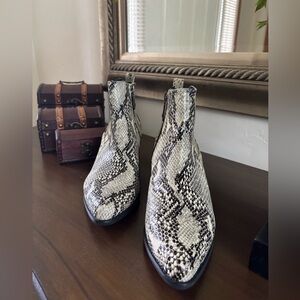 NWOT Blondo Black Waterproof Snakeskin Boots - no box -9M